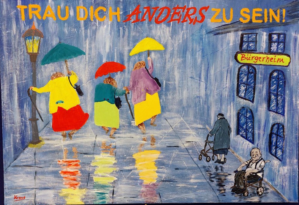 3 alte  tanzenden Frauen von hin mit Regenschirmen. Rechts ist ein Seiorenheim davor sitze ein lterer Herr im Rollstuhl und eine ältere Frau mit einem Rollator.