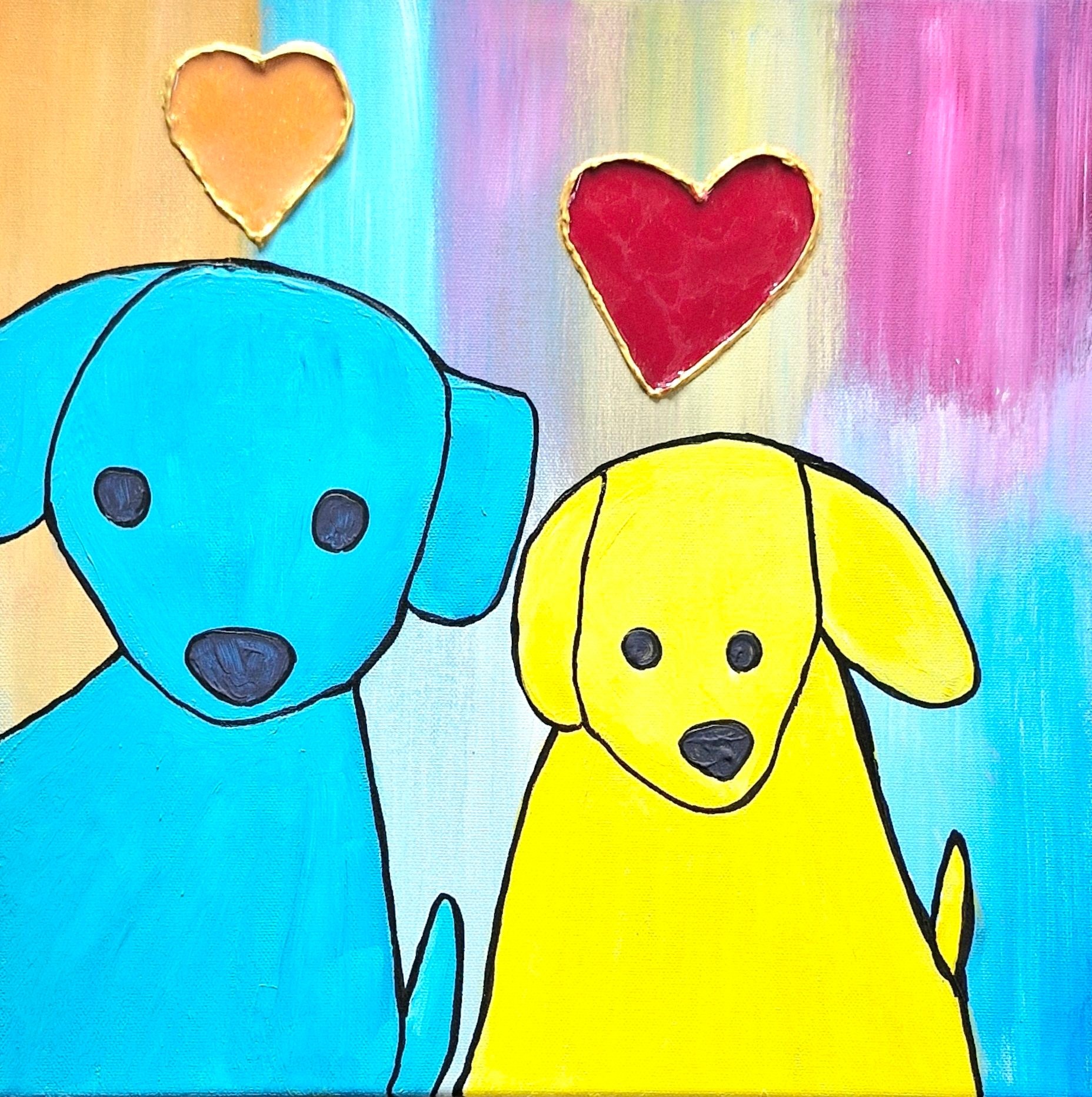 ein blauer Hund und ein etwas kleinerer gelber Hund, über beide Köpfe je ein Herz.