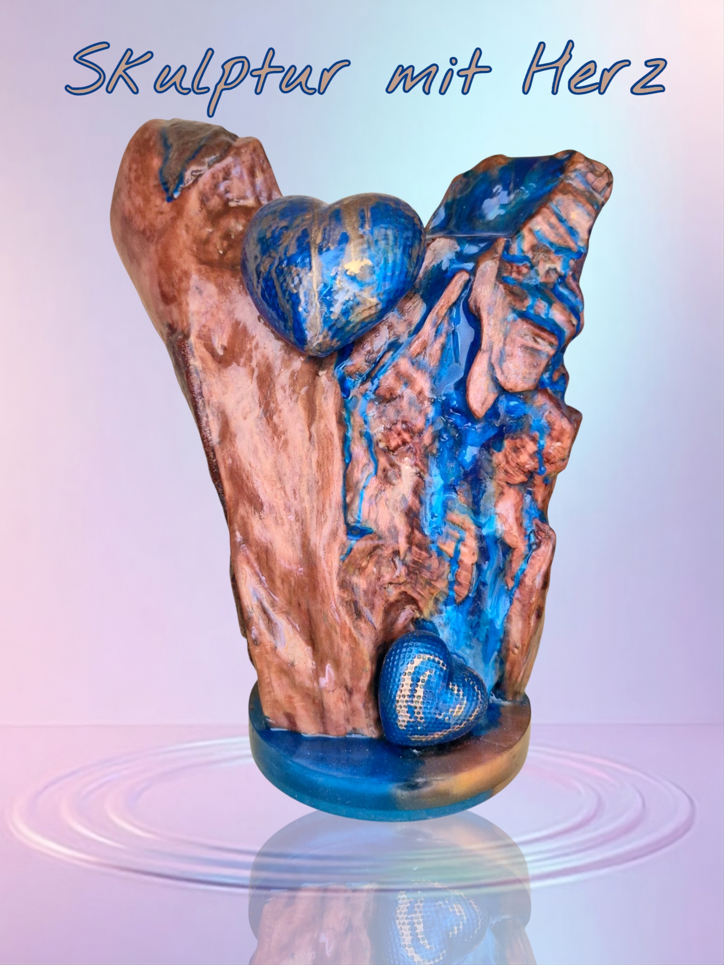 kräftiger Holzstamm, es gehen zwei Astverzeigungen ab. Es Läuft blaues Epoxid runter. Im oberen Teil ist ein großes blaues Hkerz ausEpoxid